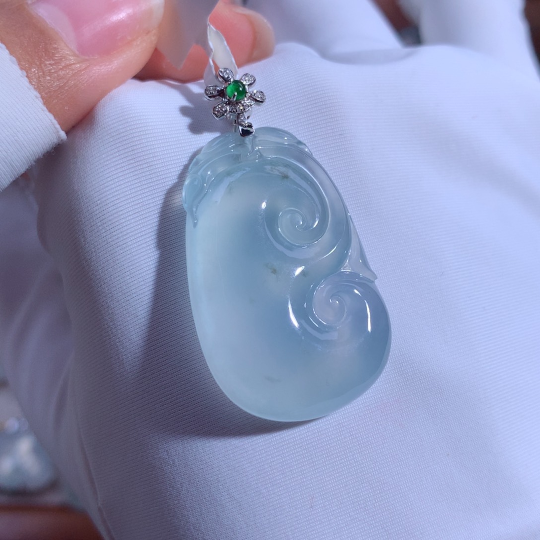 翡翠颈饰18K金镶嵌如意