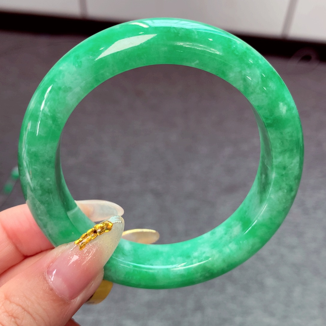翡翠手镯未镶嵌翡翠