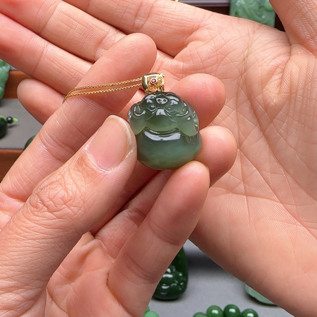 18K金镶嵌和田玉挂件