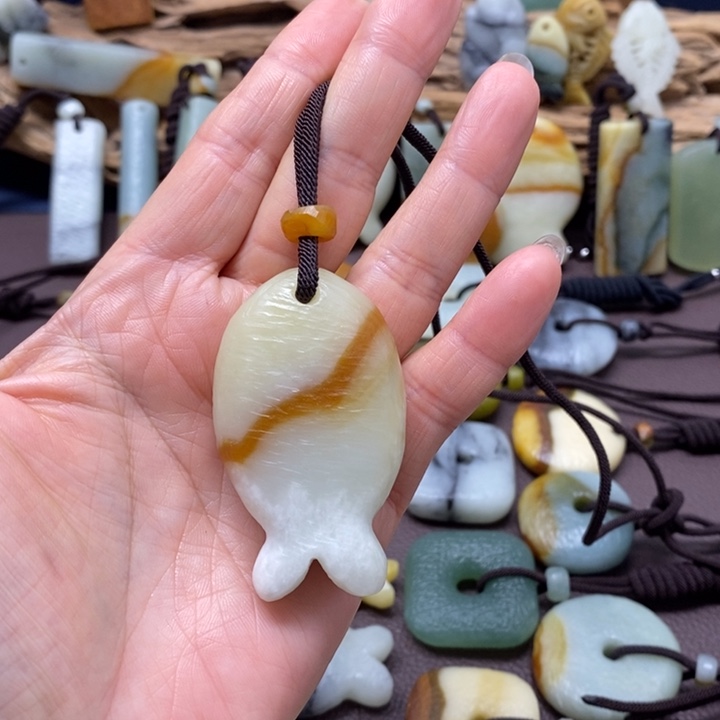 甜***恬蛇纹石玉未镶嵌颈饰