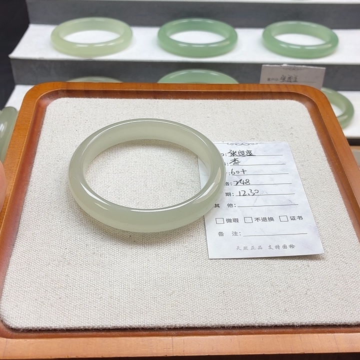 张***。石英质玉未镶嵌手镯