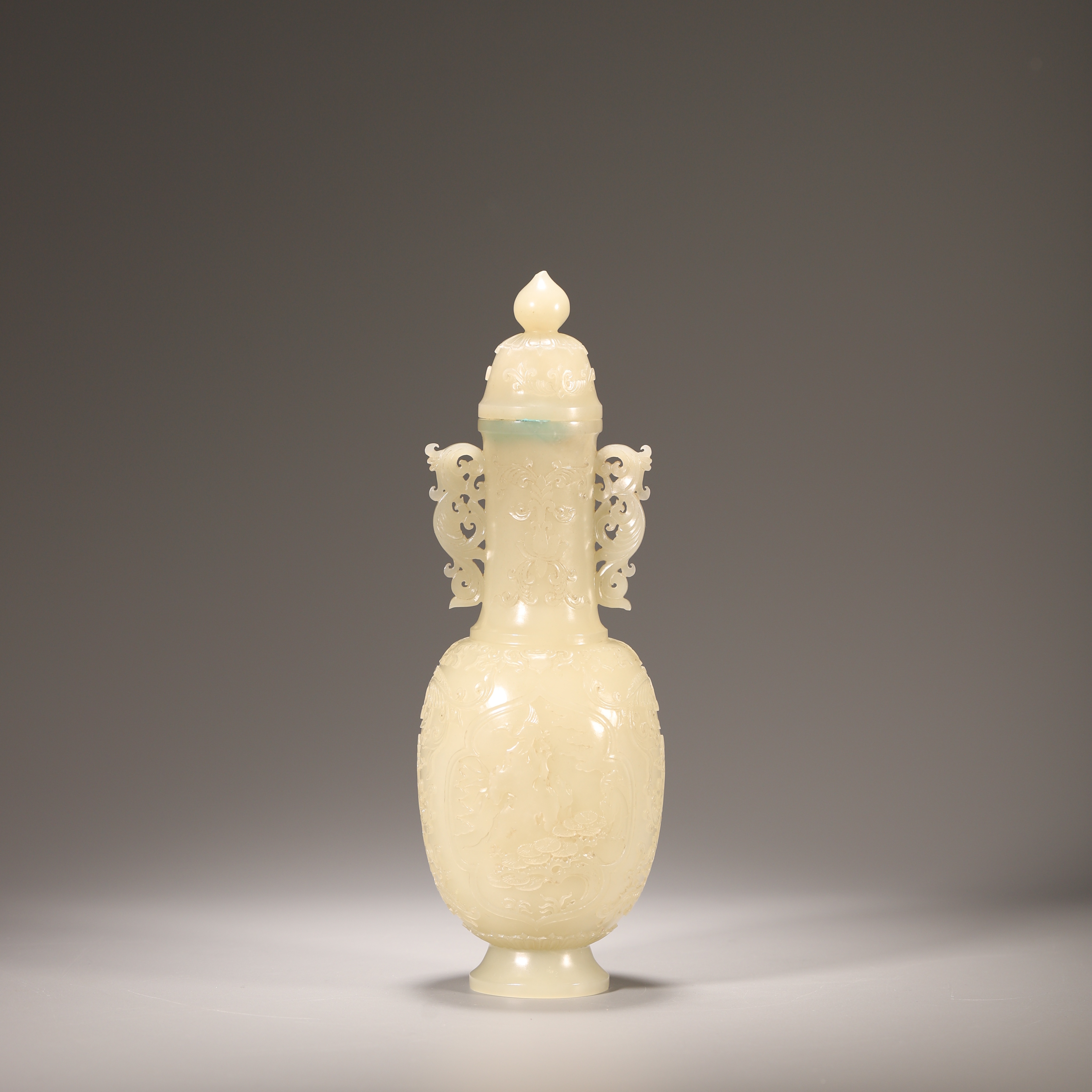 Lot28清代 和田玉花卉瓶