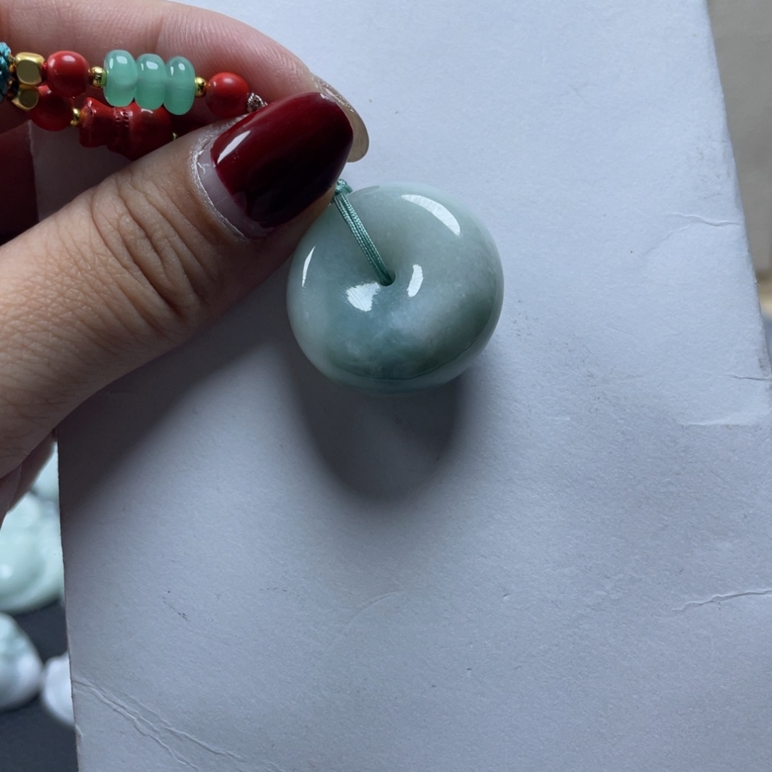 翡翠颈饰未镶嵌豆***?