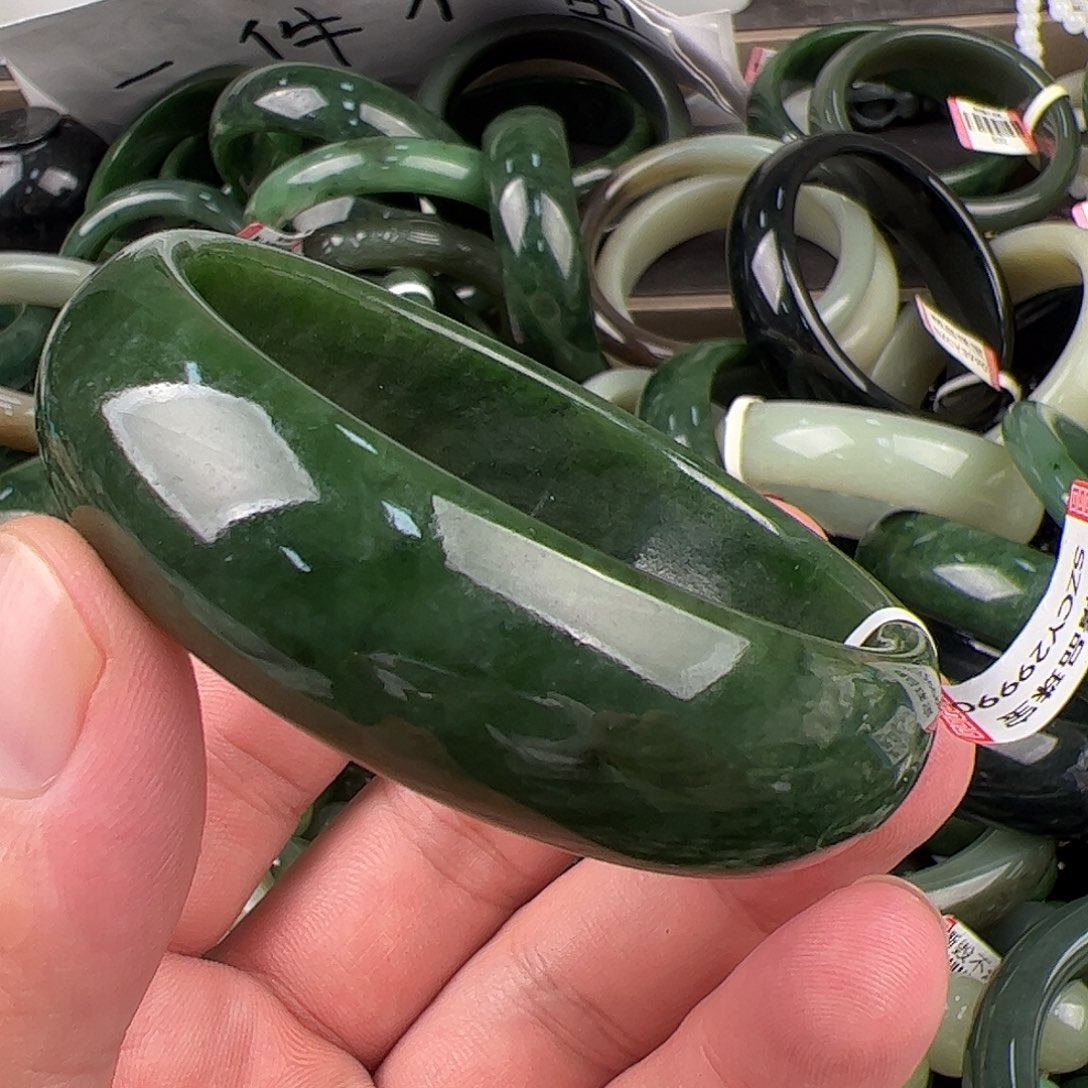 V***e和田玉手镯未镶嵌