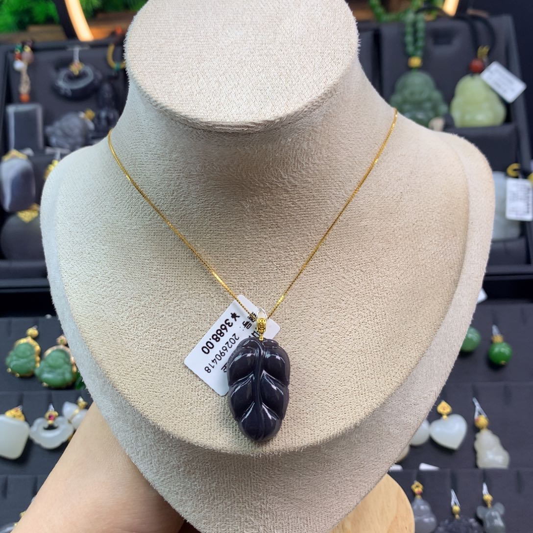 和田玉吊坠18K金镶嵌