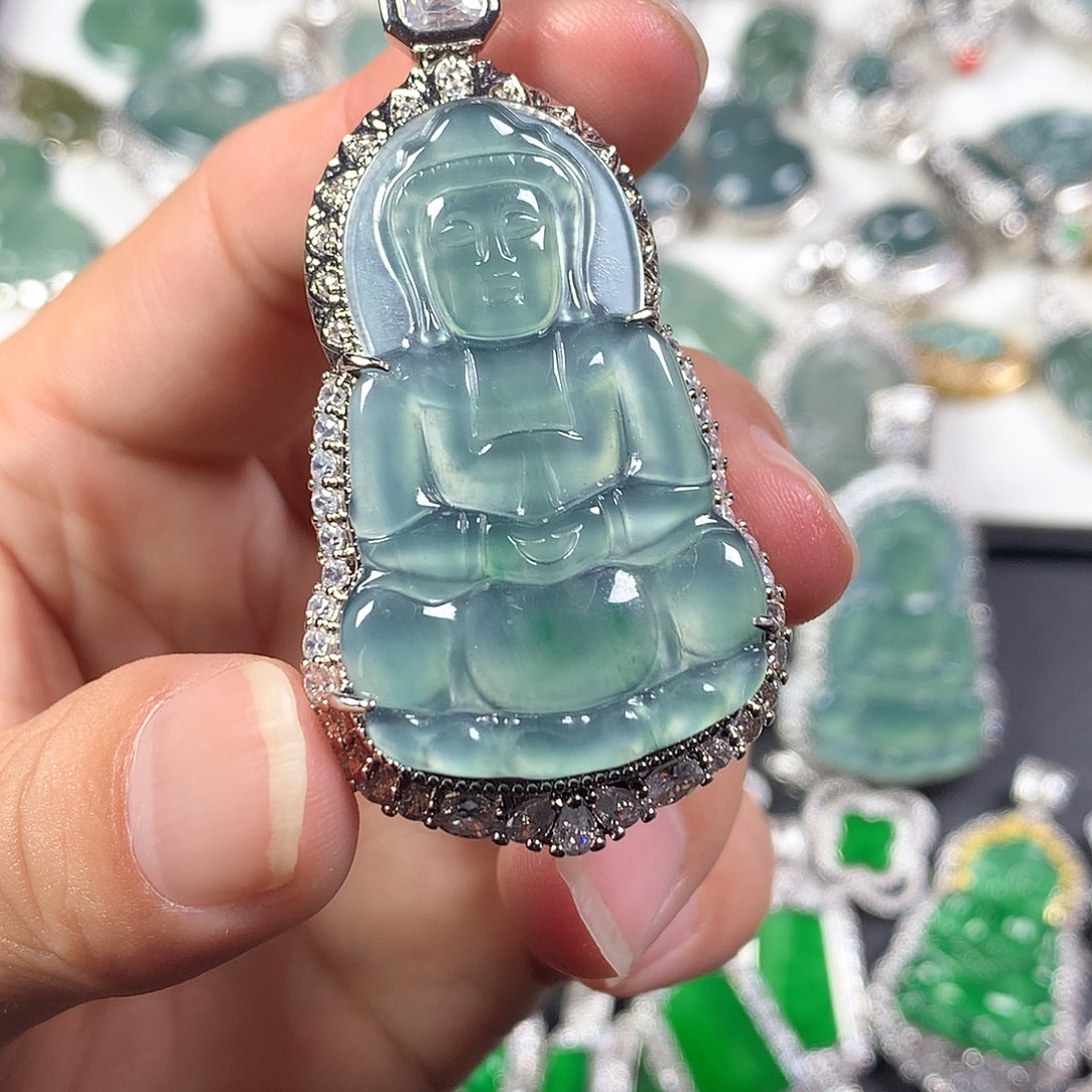 翡翠未镶嵌颈饰观音