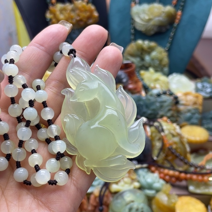 蛇纹石玉未镶嵌颈饰