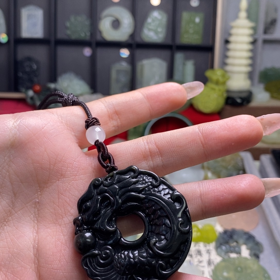 蛇纹石玉颈饰未镶嵌山鬼