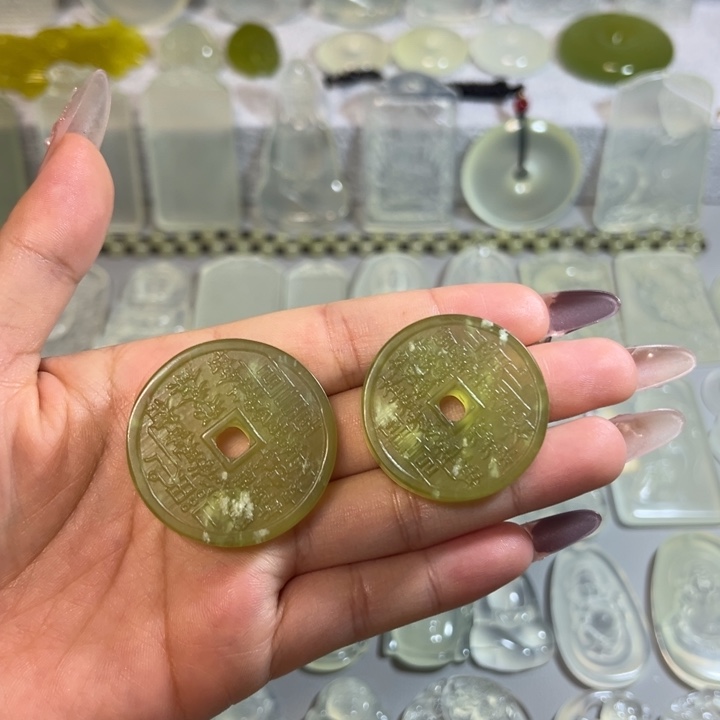 岫玉未镶嵌岫玉绿冰山鬼