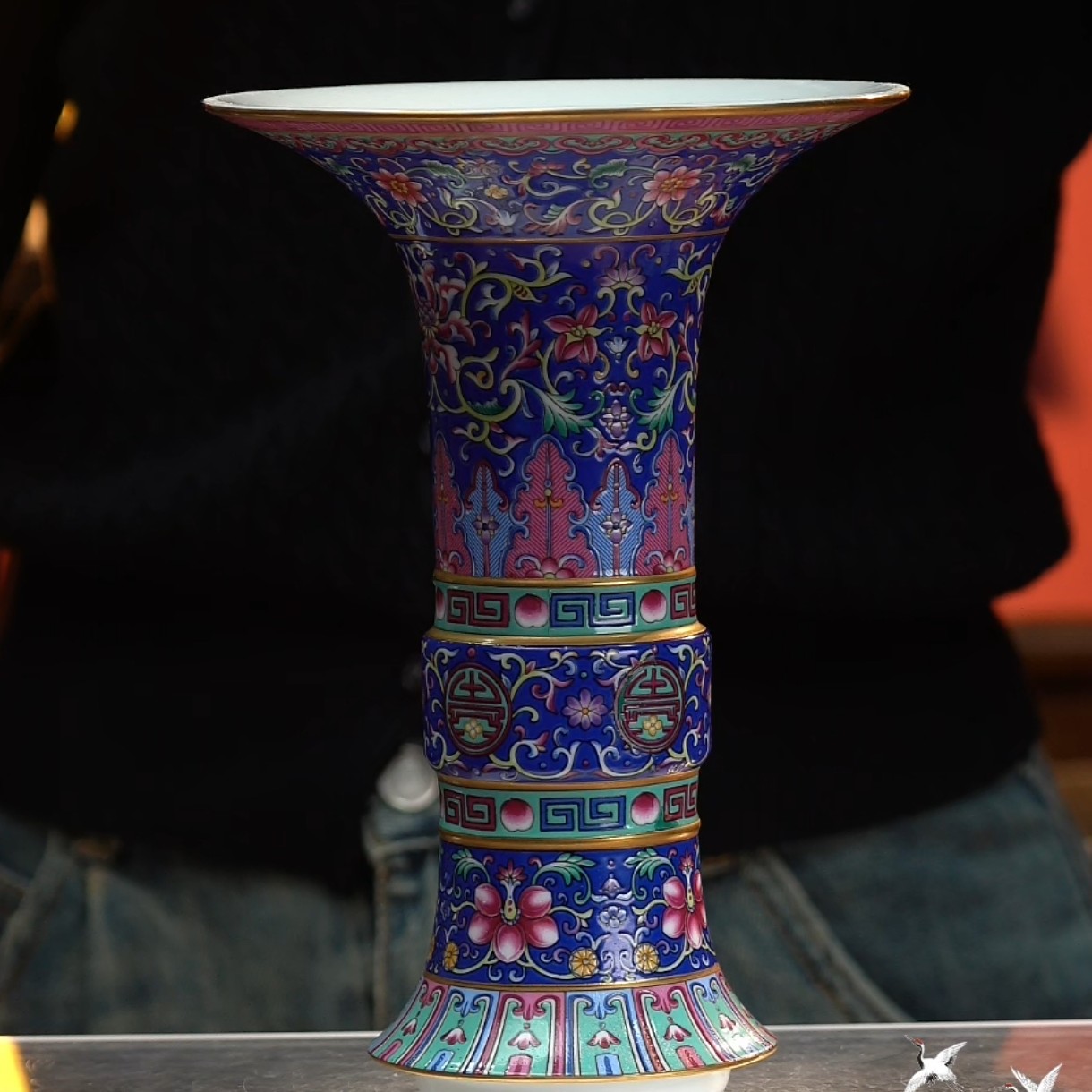 蓝地粉彩缠枝团寿纹花觚