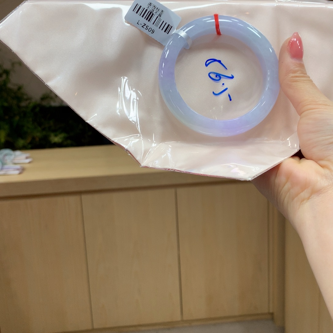 翡翠手镯未镶嵌不退不换