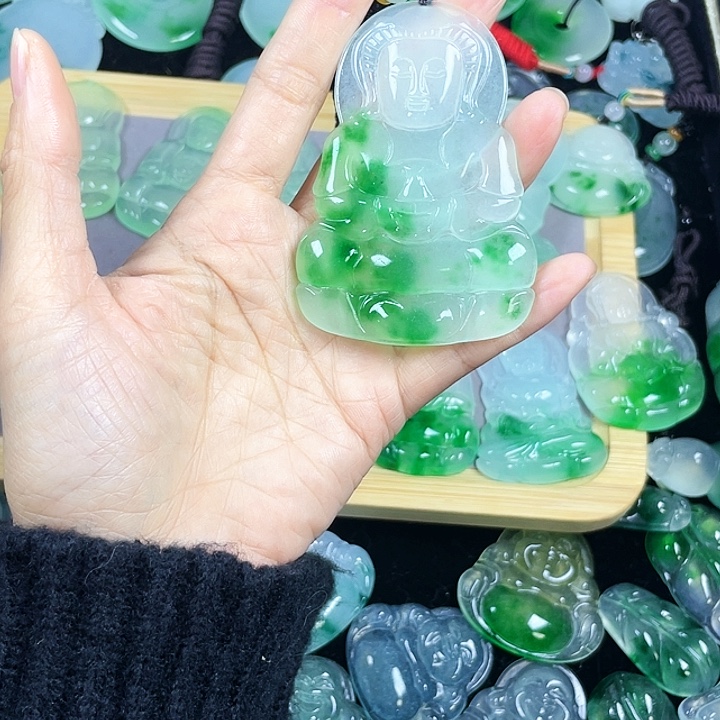 叶***荣翡翠未镶嵌颈饰吊坠