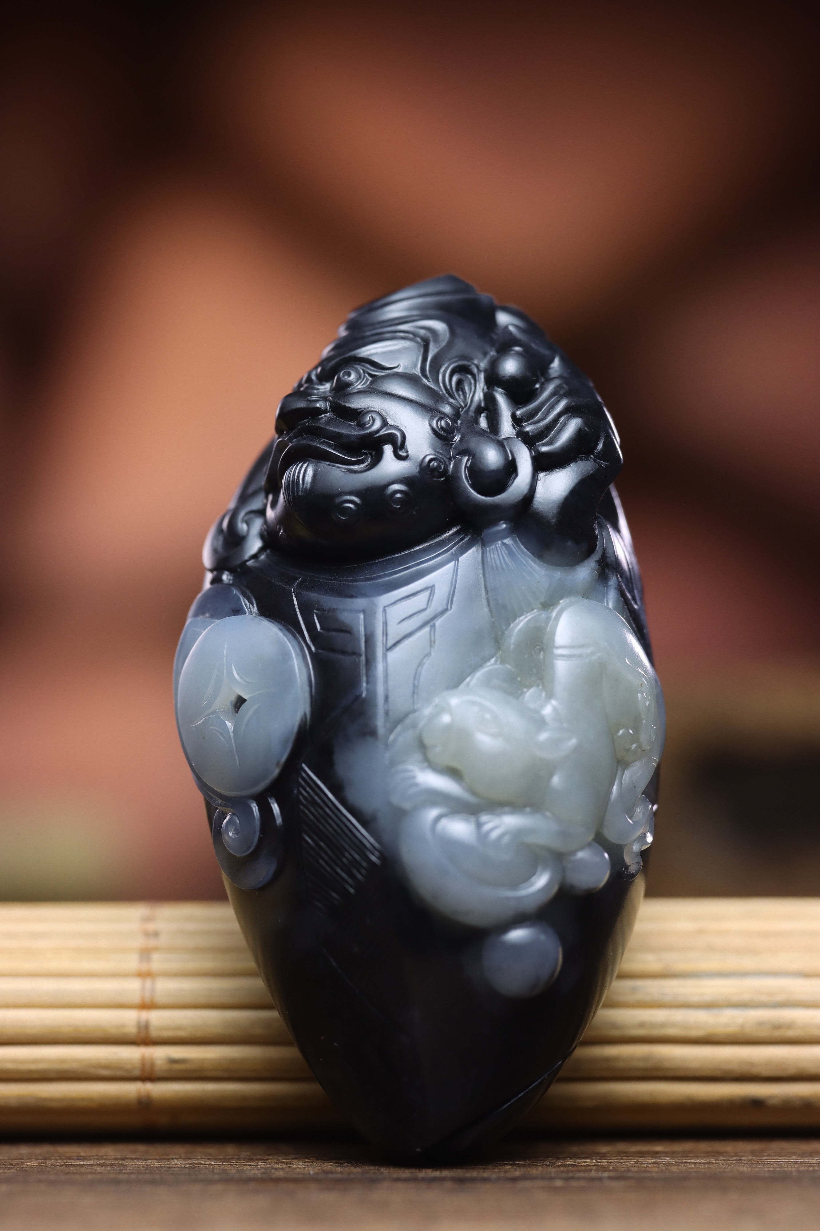 新疆和田玉青花多闻天王手把件