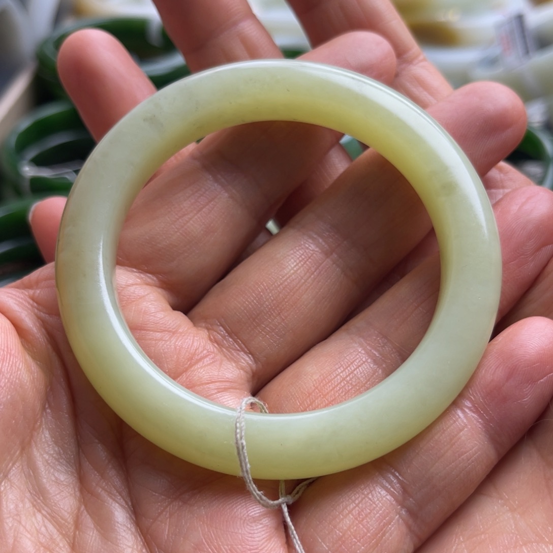 冷***知和田玉未镶嵌手镯