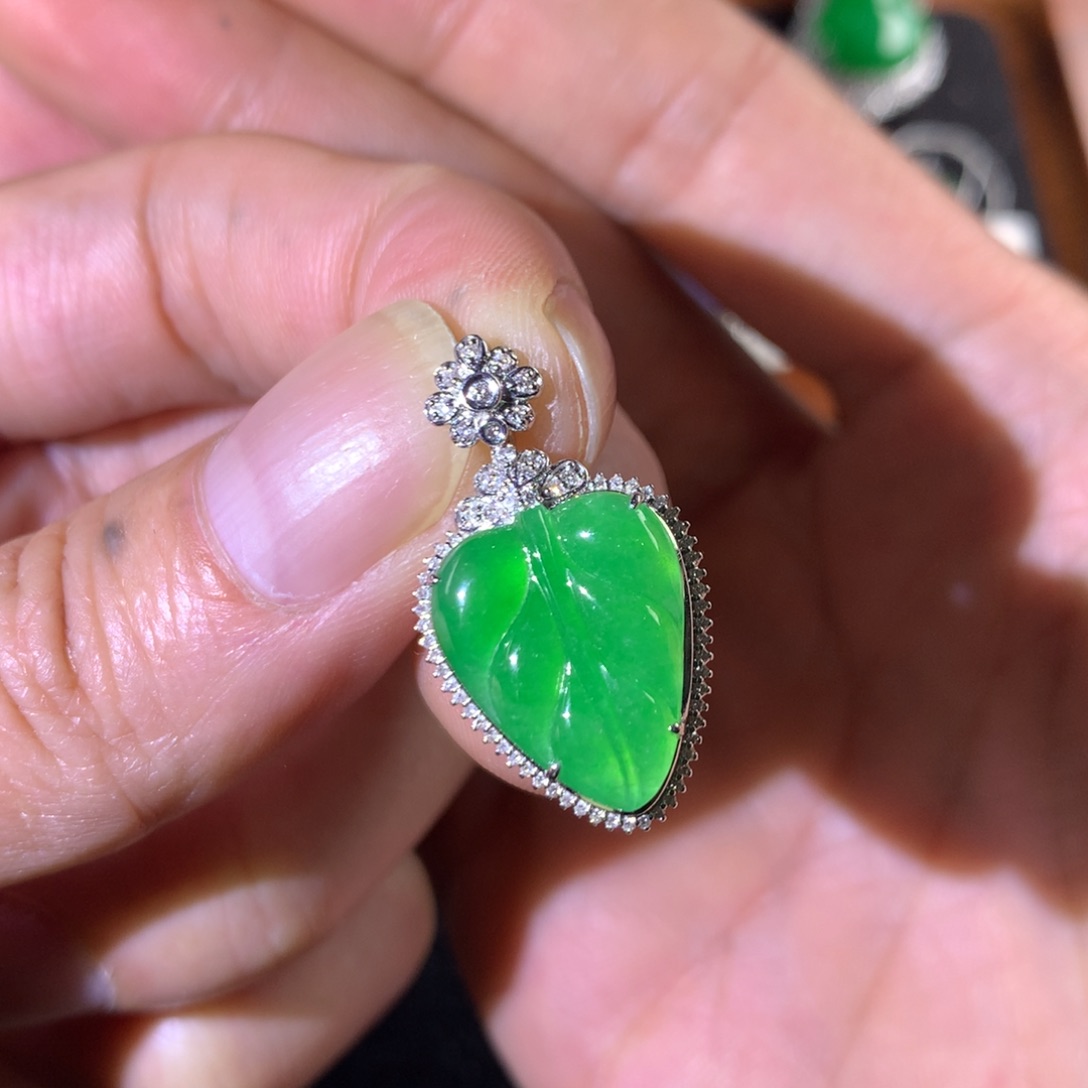 翡翠18K金镶嵌颈饰翡翠