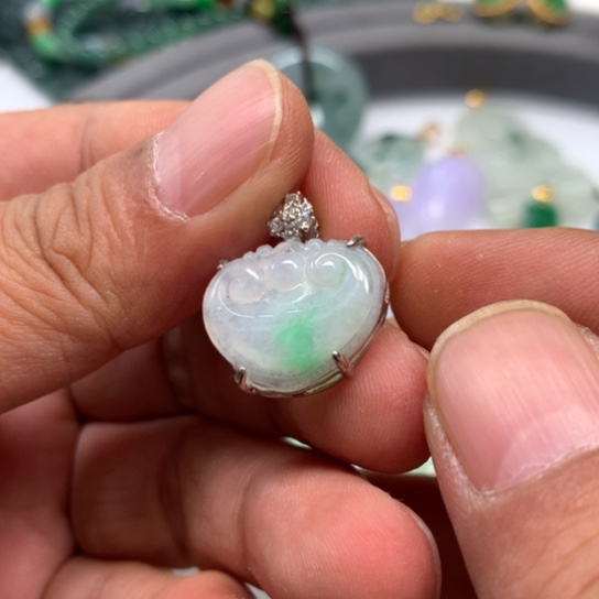 翡翠颈饰未镶嵌翡翠