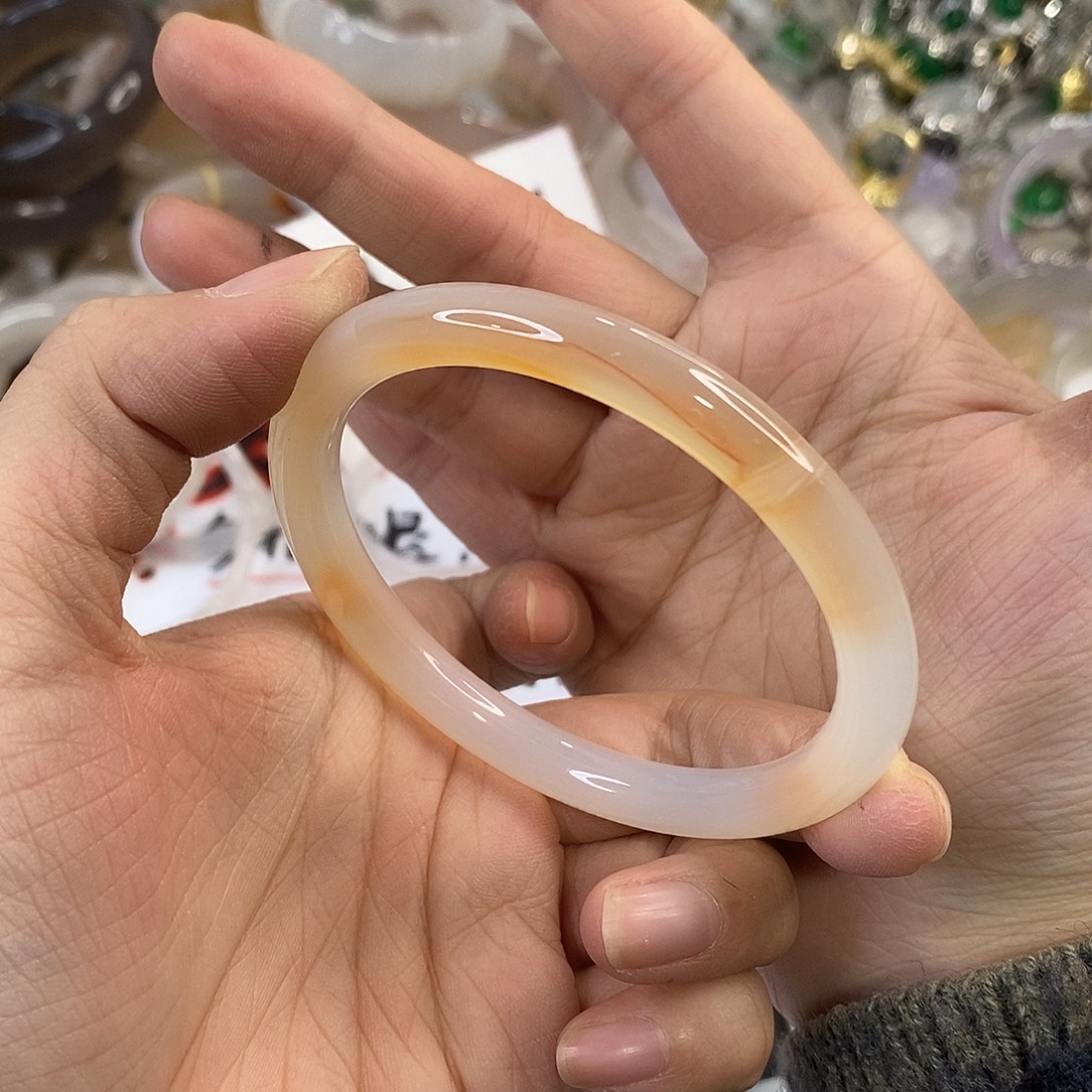 玛瑙/玉髓未镶嵌手镯A279。 59.7圈