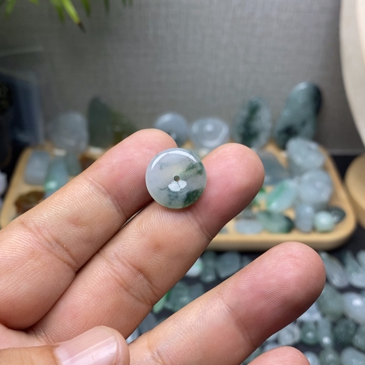 翡翠未镶嵌颈饰平安扣