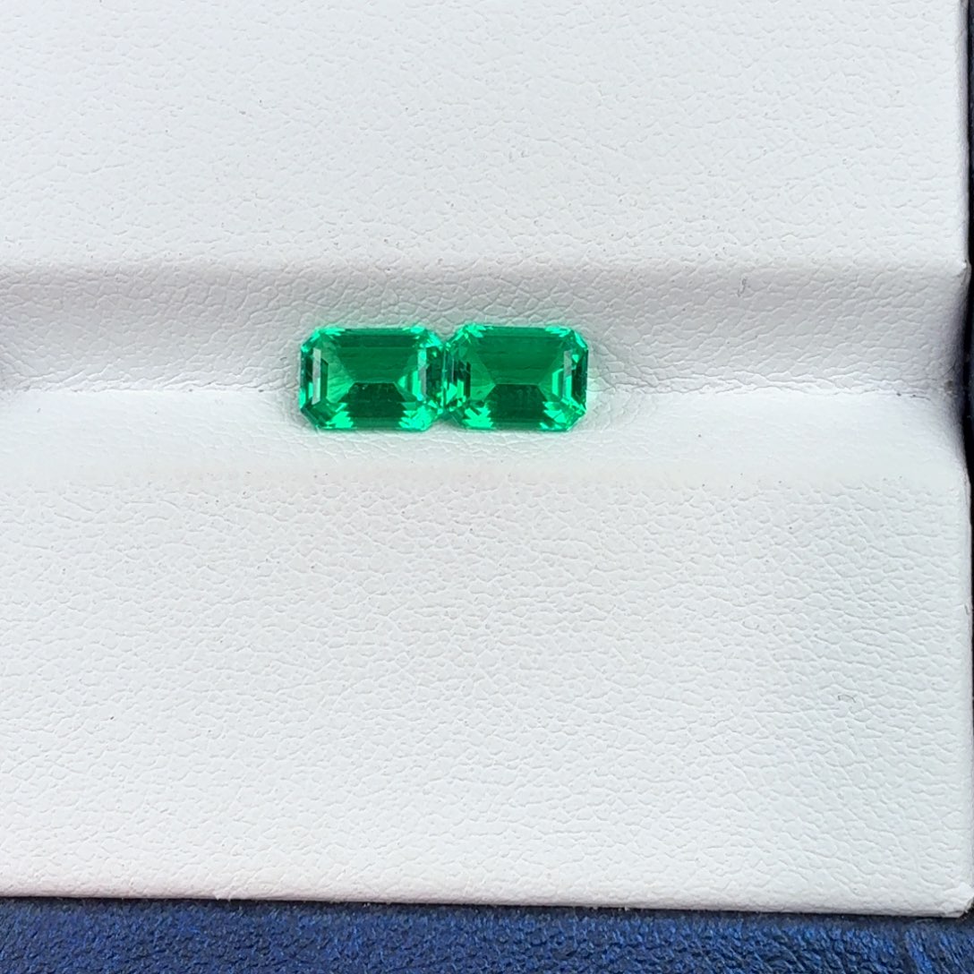 鸡***仔合成（培育）祖母绿裸石1.8ct
