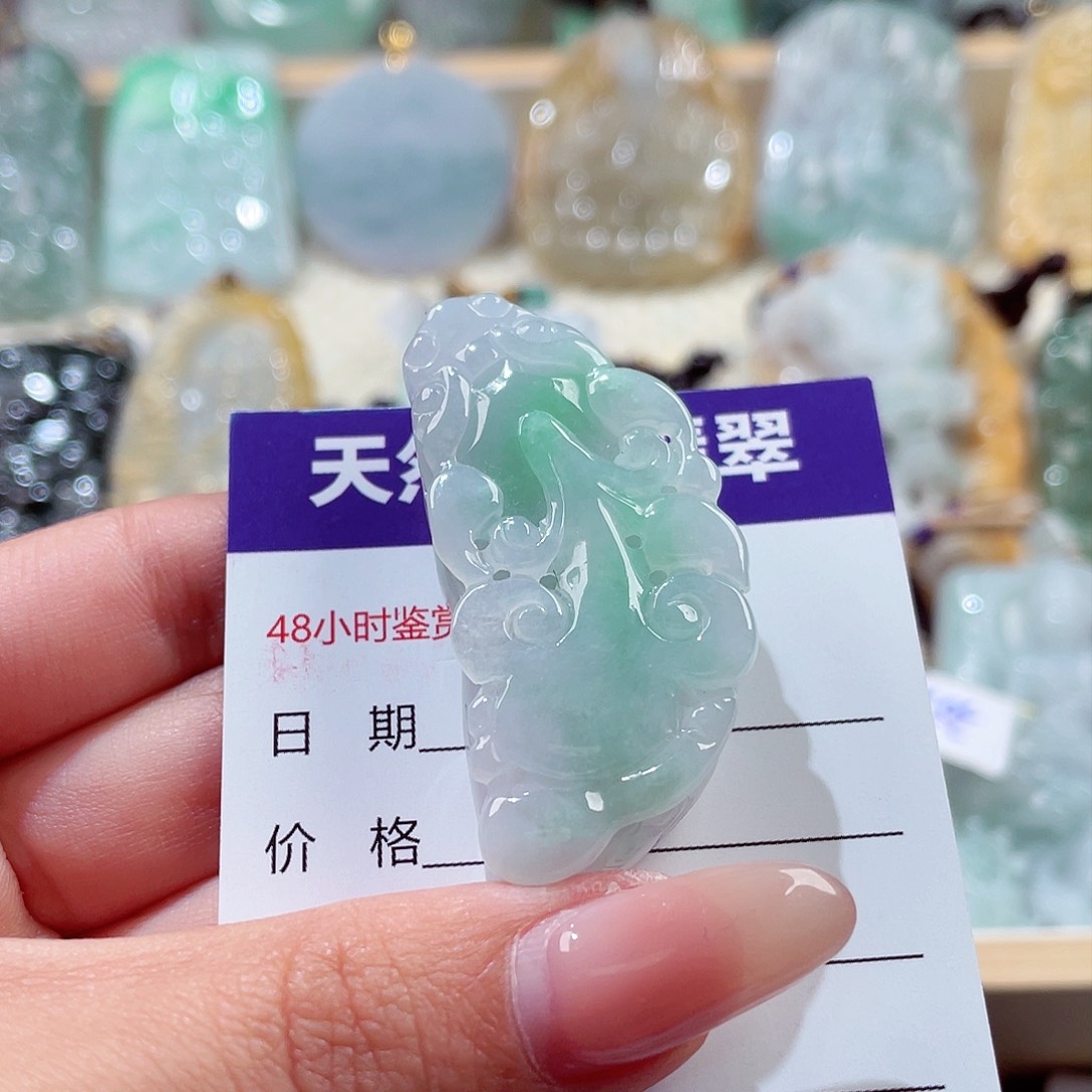 翡翠未镶嵌颈饰貔貅