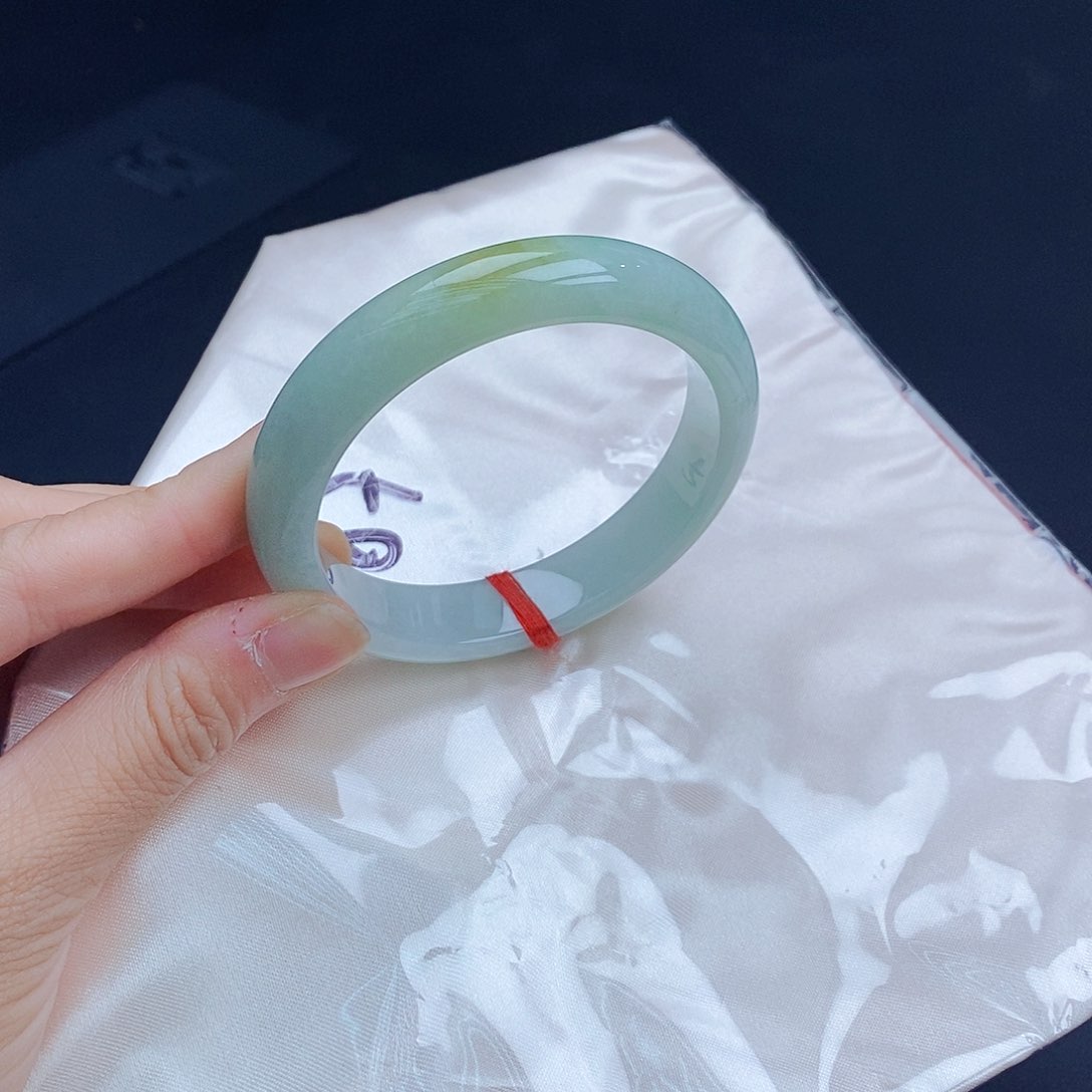 翡翠手镯未镶嵌翡翠