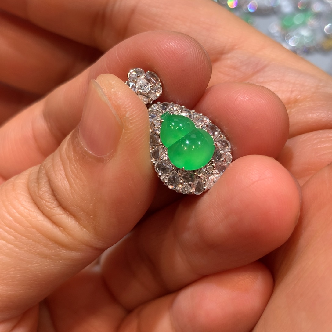 翡翠18K金镶嵌颈饰吊坠