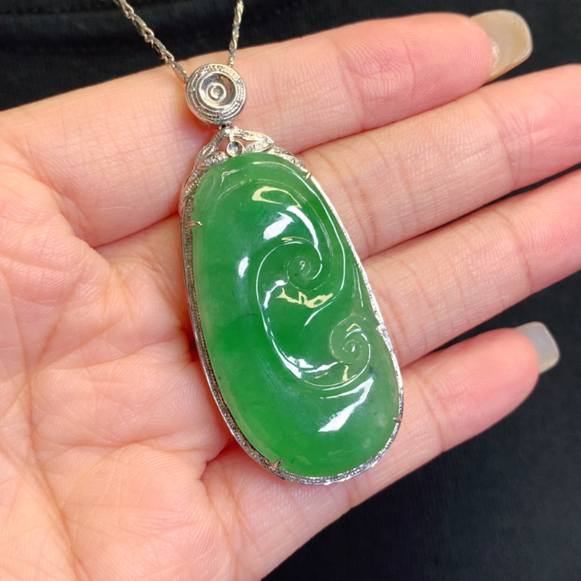 【闪购商品】颈饰18K金镶嵌翡翠如意