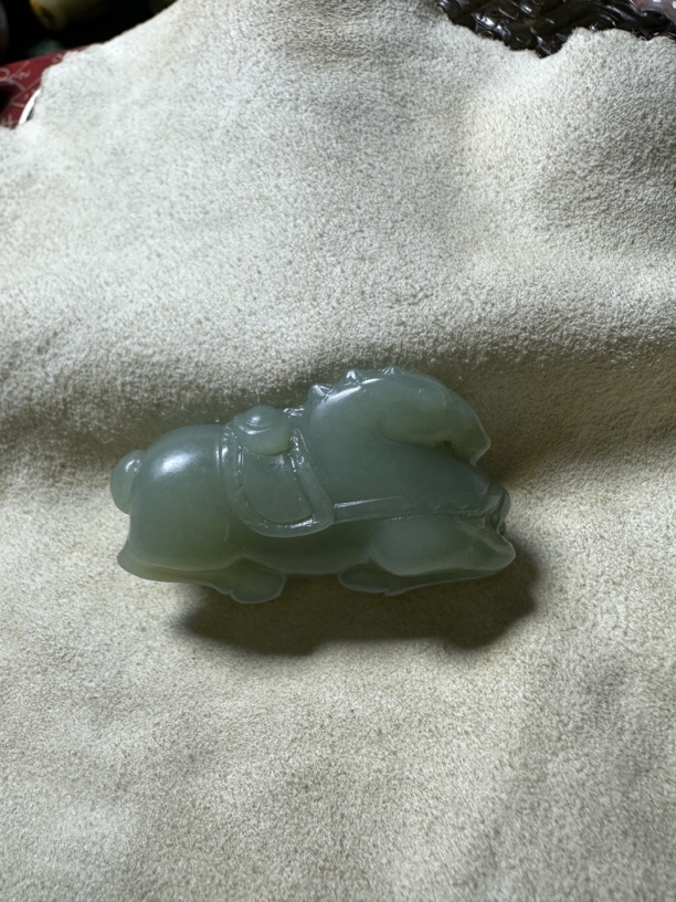 和田青玉唐马，做工精细。