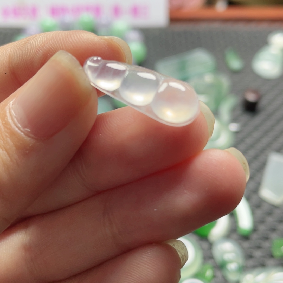 颈饰未镶嵌翡翠  翡翠