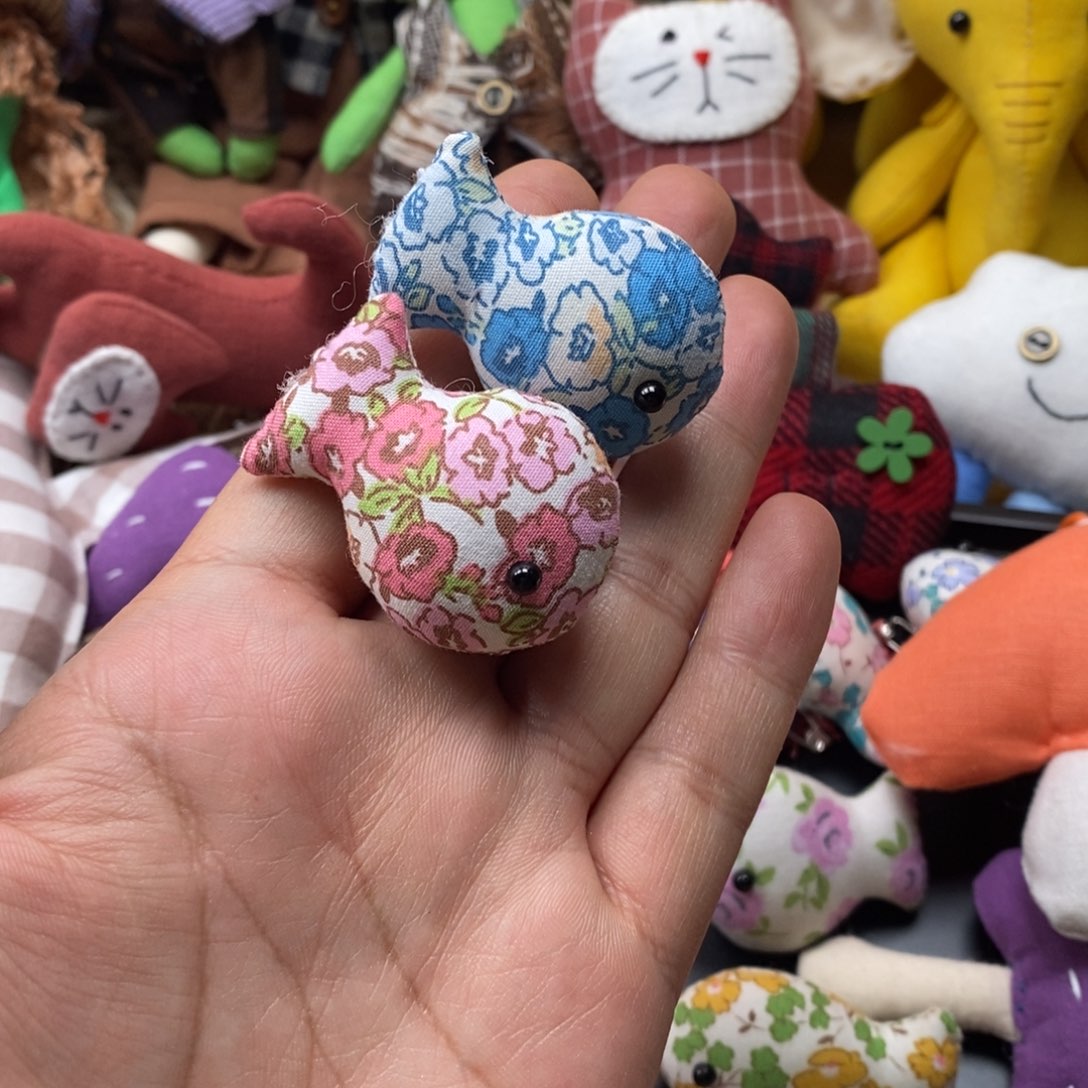 莱赛尔纤维小鱼胸针的