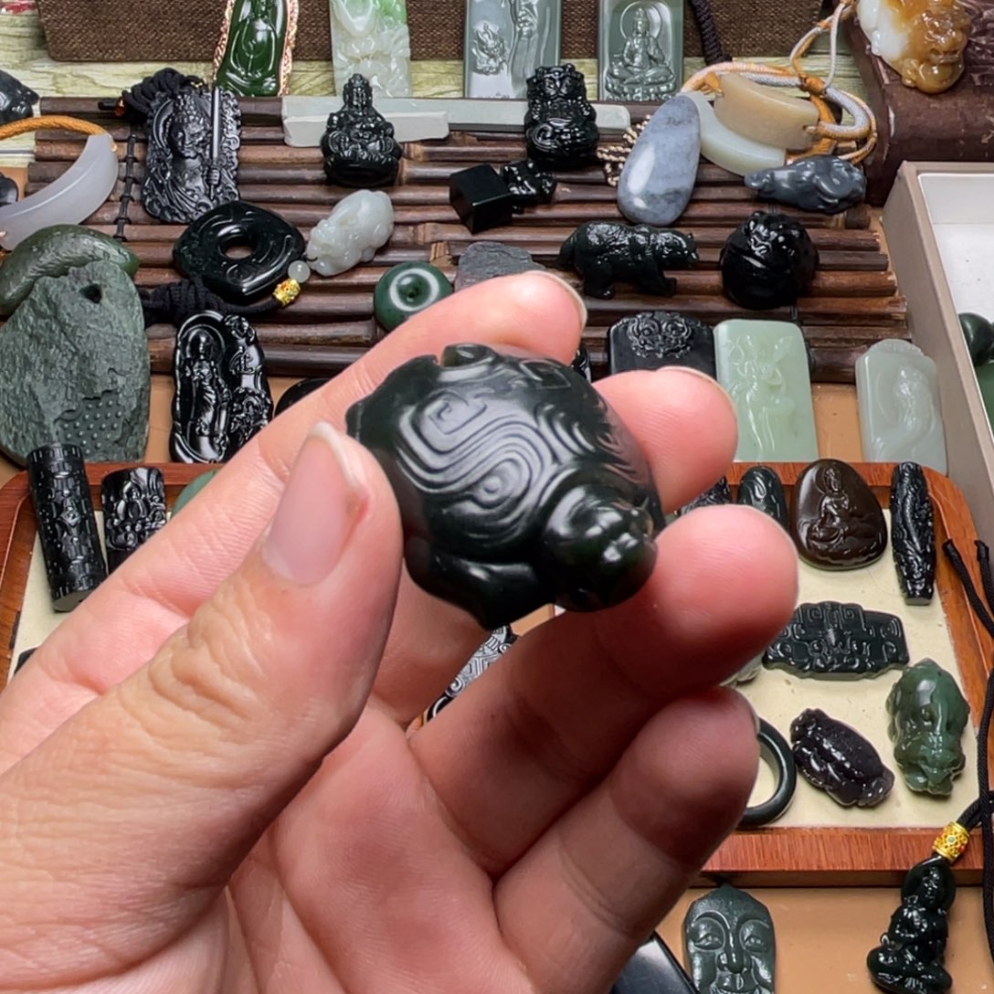 爱***桌和田玉未镶嵌挂件