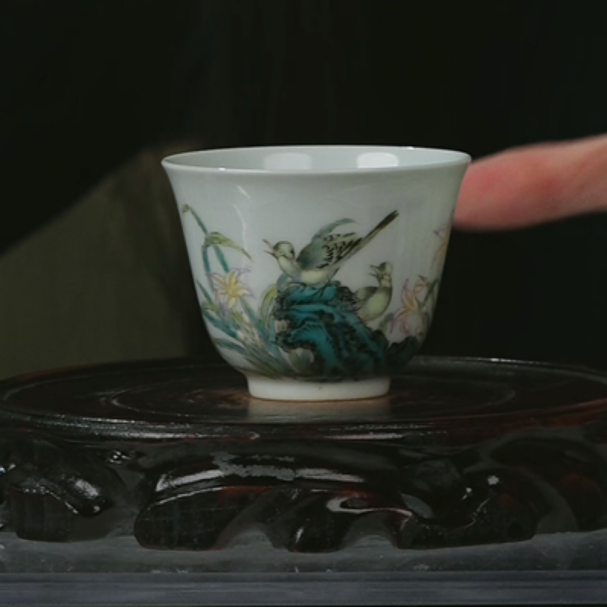 Y粉彩洞石花鸟纹铃铛杯