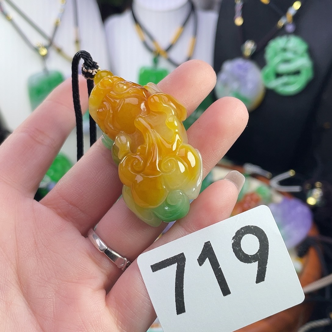 翡翠未镶嵌吊坠(赠链)