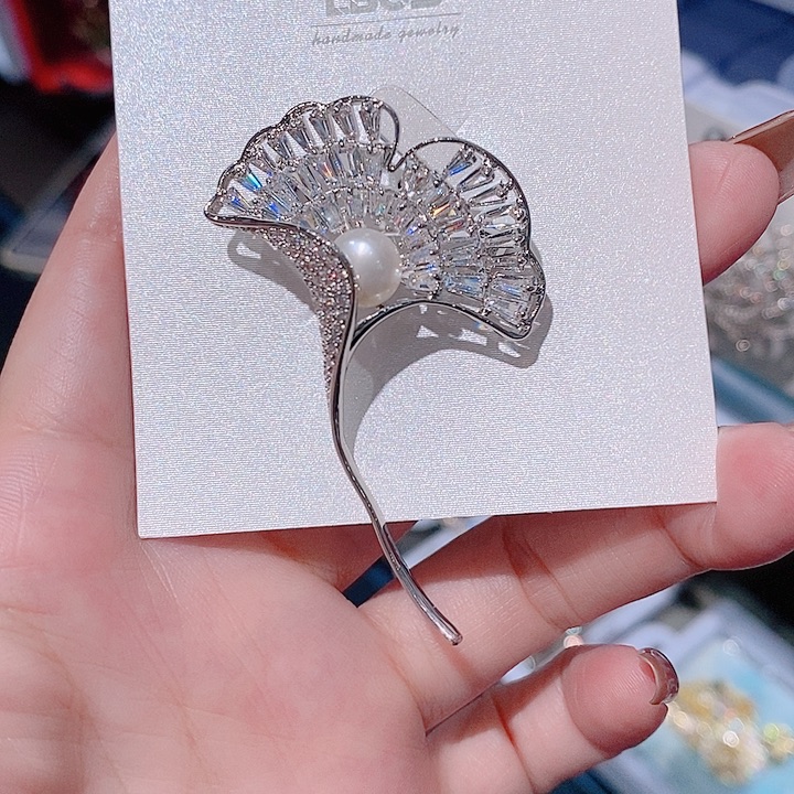 锆石铜合金银杏叶胸针