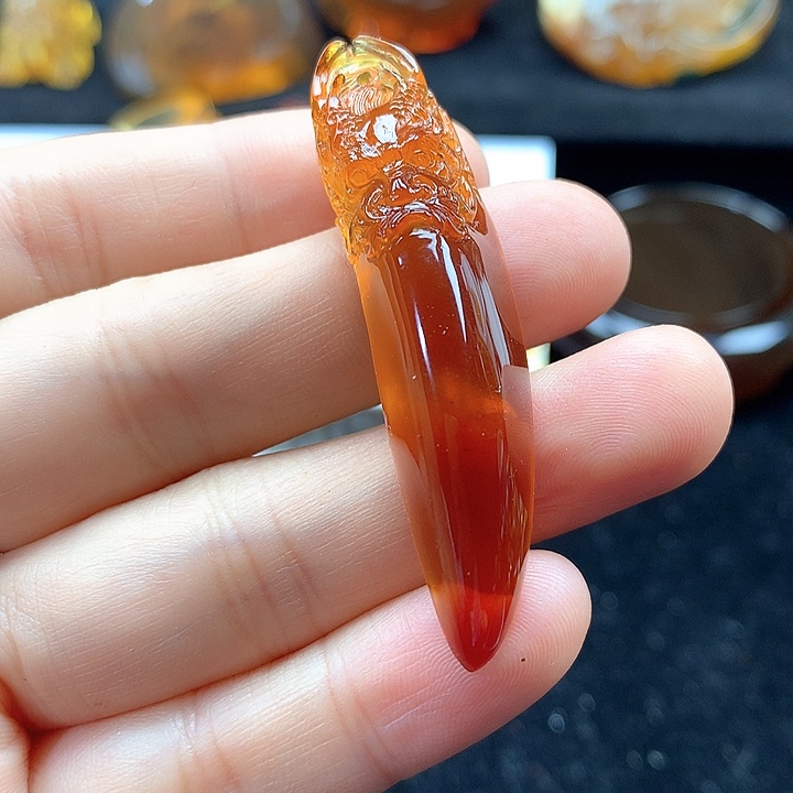 琥珀未镶嵌裸石血珀龙牙吊坠