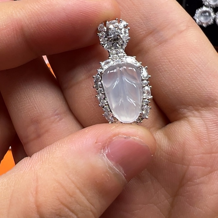 石英质玉合金颈饰叶子