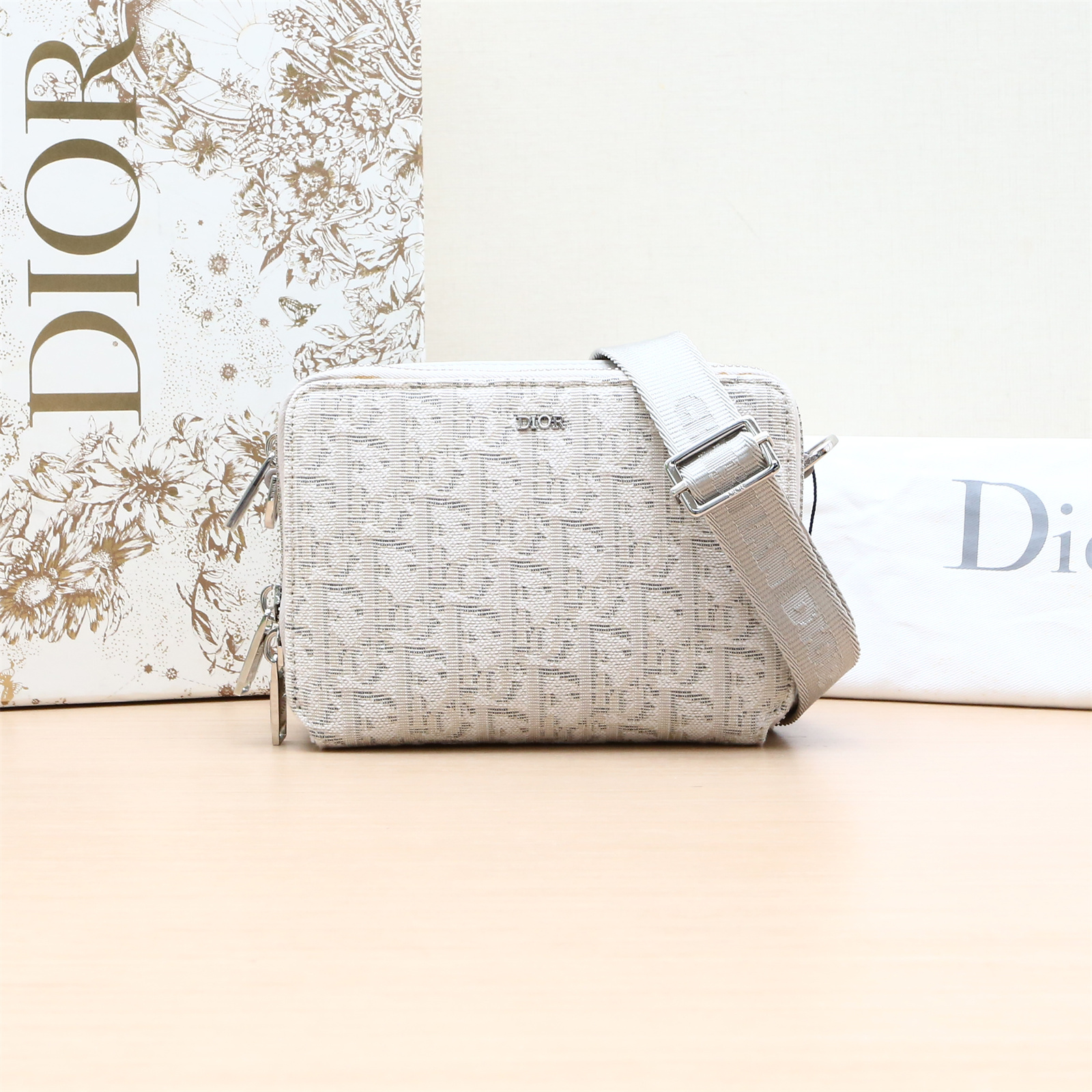 95新 DIOR/迪奥 小花黑黑 刺绣满印老花相机包 白色 帆布 2019