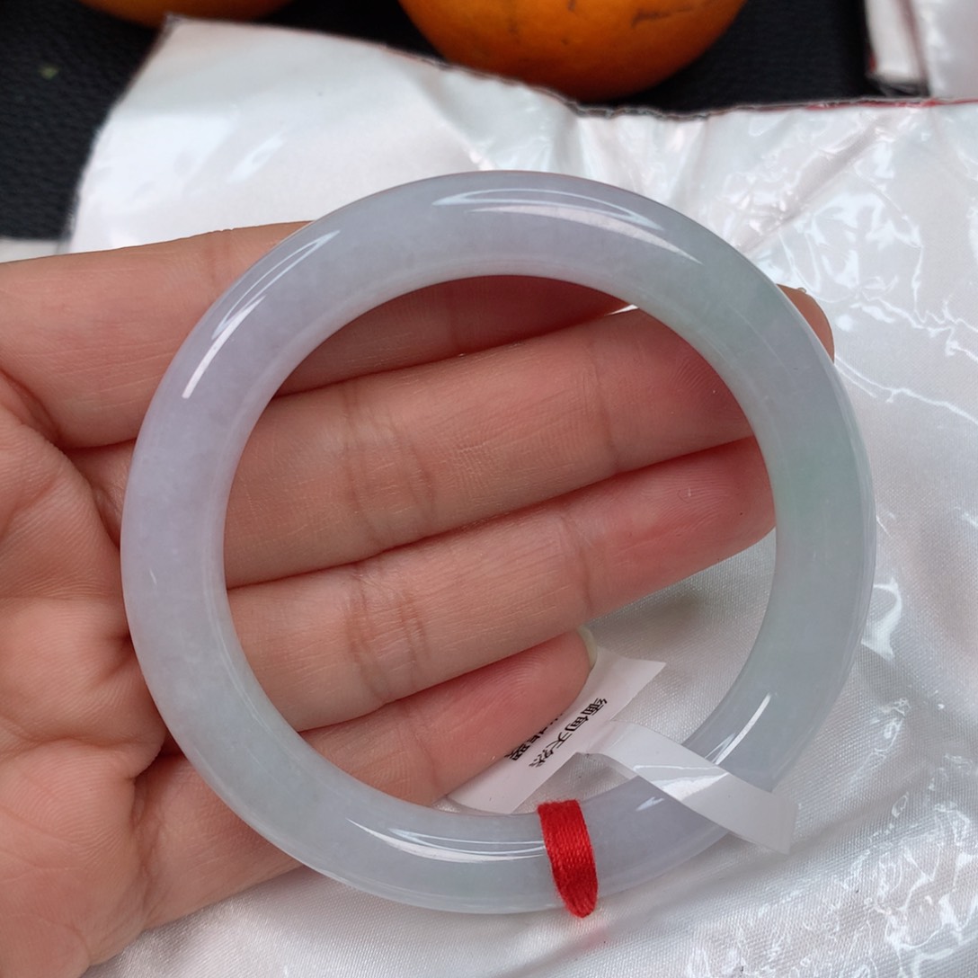 翡翠手镯未镶嵌………….