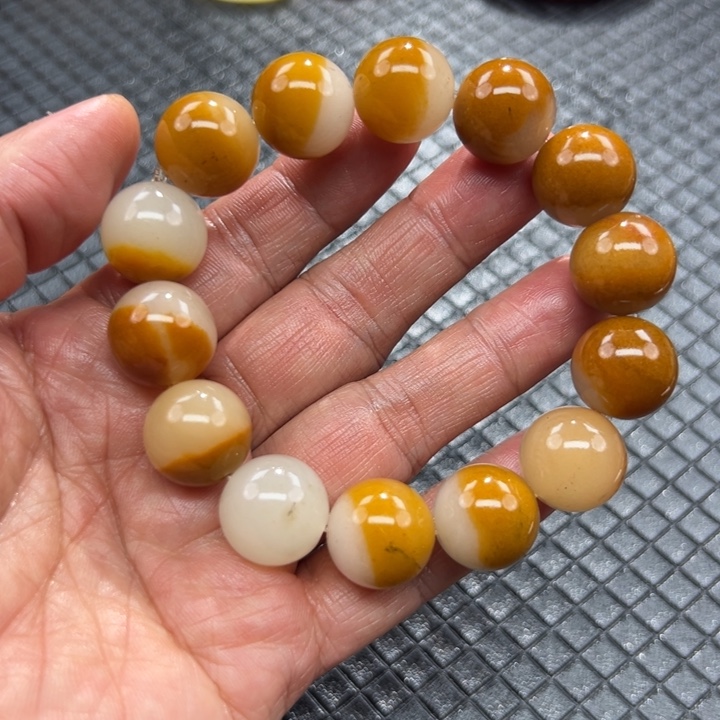 石英质玉（黄龙玉）颈饰未镶嵌