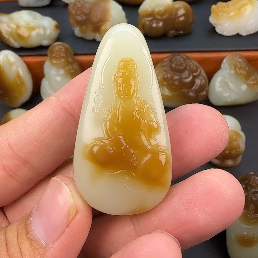 和田玉（糖玉）颈饰未镶嵌谜****)