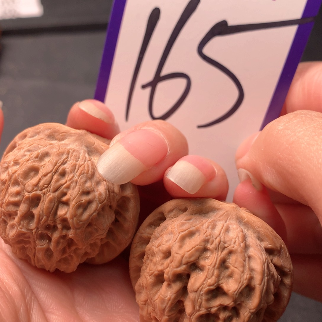 文玩核桃吊坠血麒麟