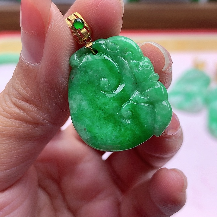 翡翠颈饰18K金镶嵌翡翠