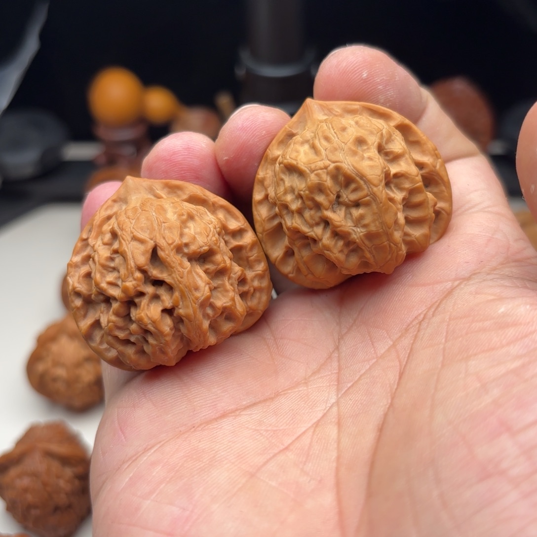 文玩核桃吊坠梨木台