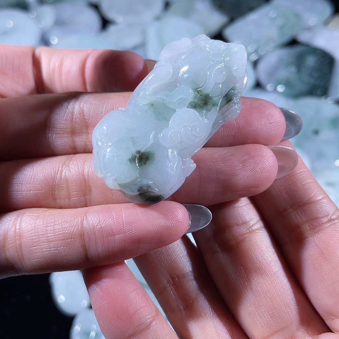 翡翠未镶嵌颈饰貔貅