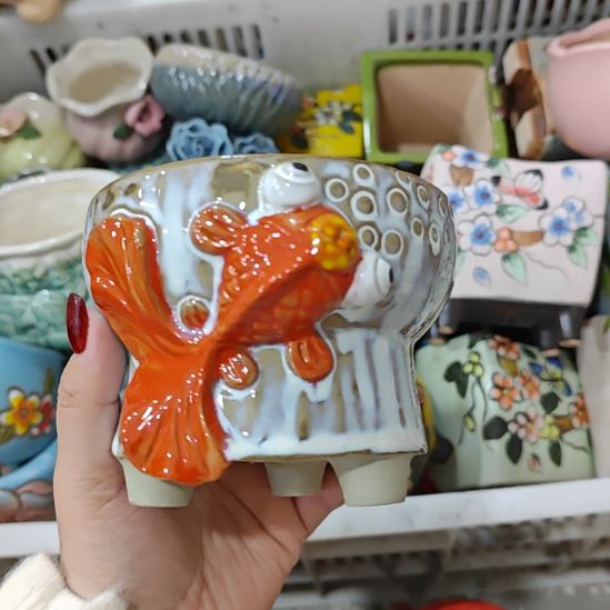 当场拍满15元发货不凑不发，花盆盆口不方不圆有针孔黑点是正常的，