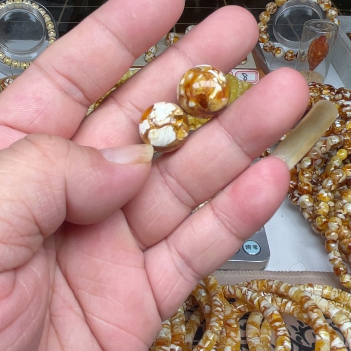 V***g琥珀未镶嵌裸石68号