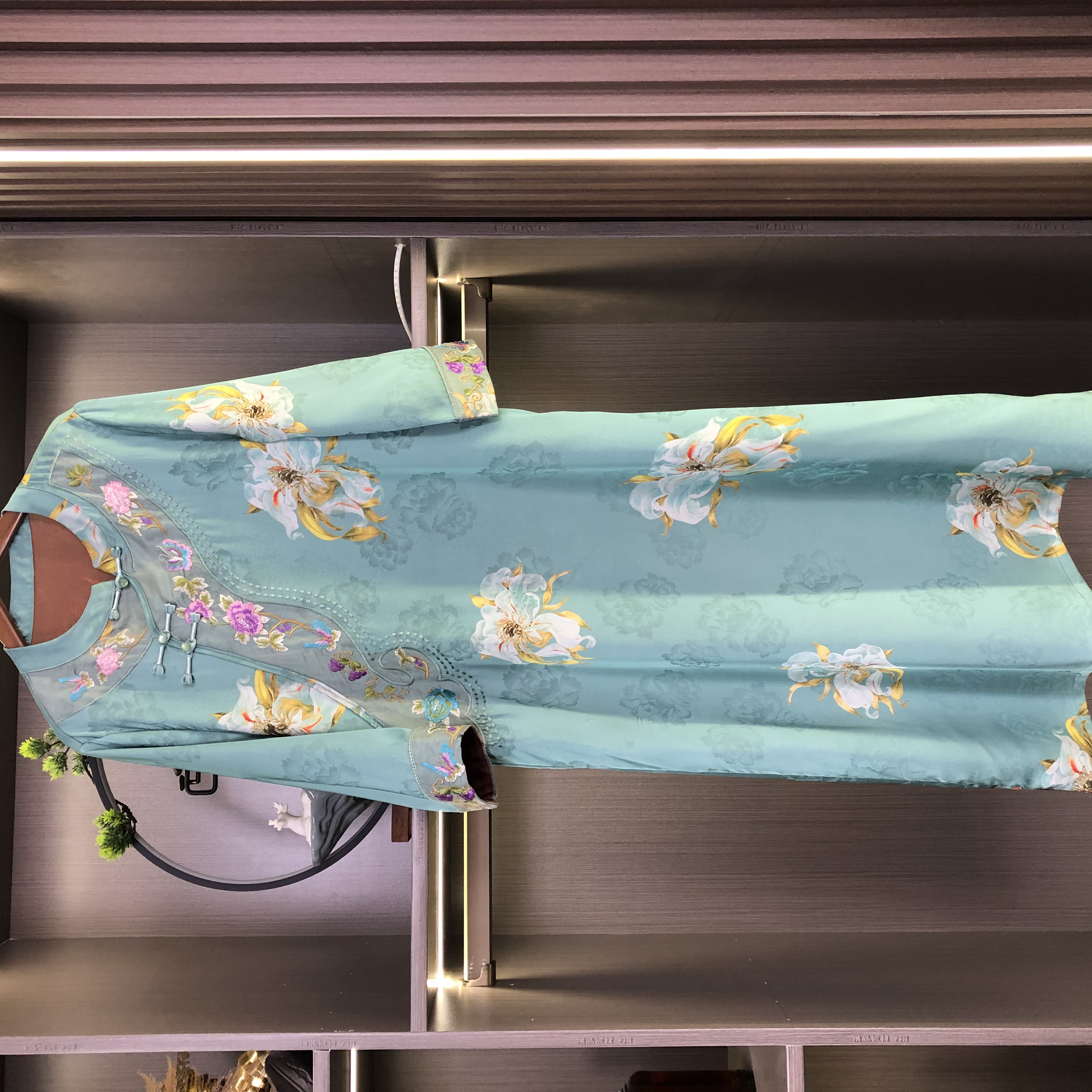 2025新款刺绣国风优雅高贵绣花连衣裙3