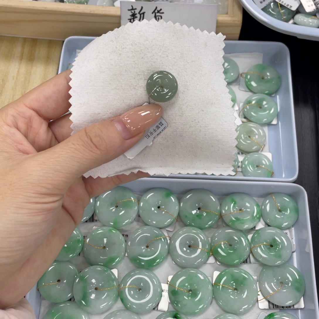 翡翠未镶嵌颈饰迷你平安扣