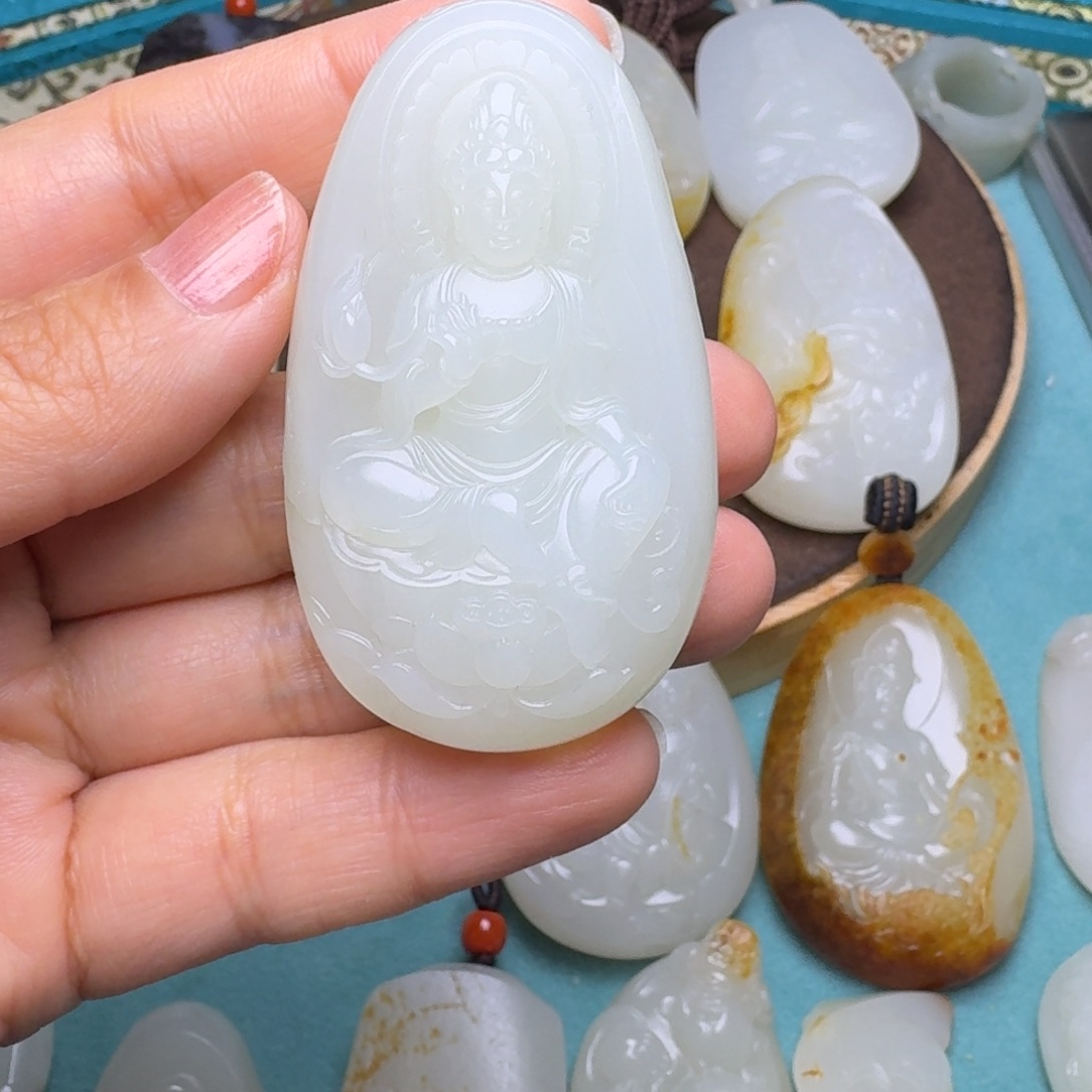 自***在和田玉未镶嵌颈饰