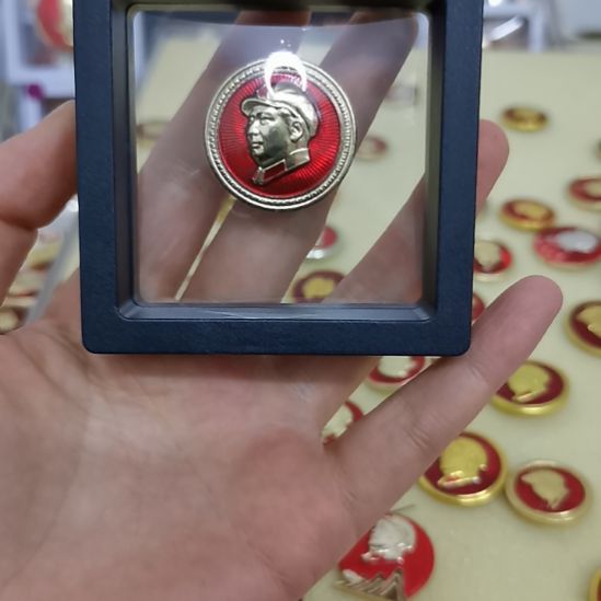其他普通金属小***生红色收藏纪念章1枚
